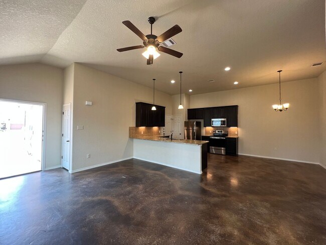Building Photo - Luxury 3/2 duplex in great New Braunfels N...