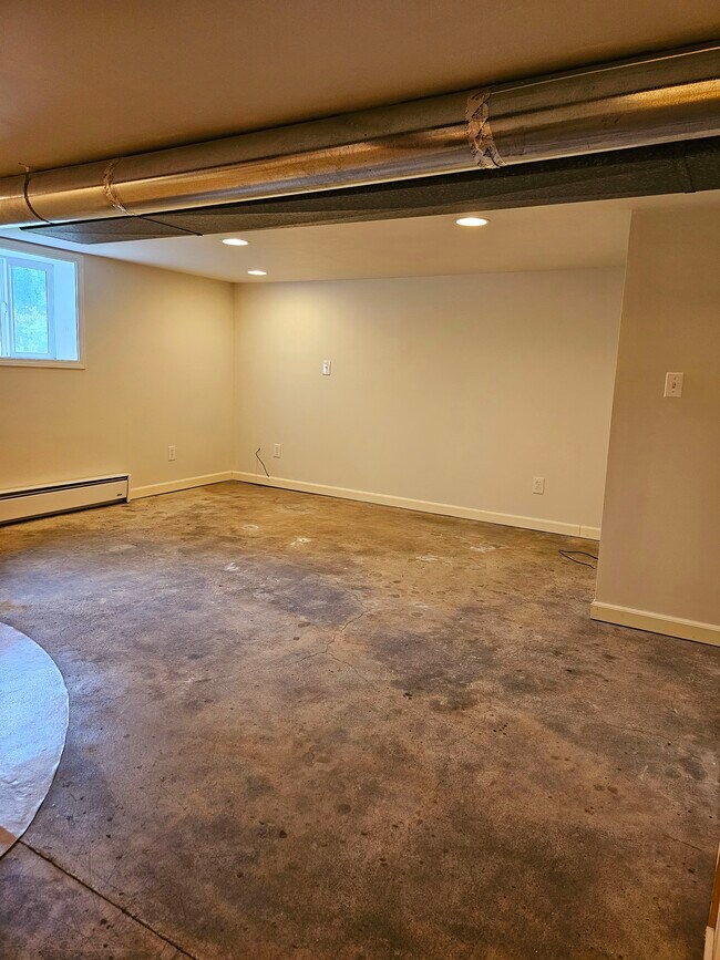 Building Photo - 309 NE Graham St