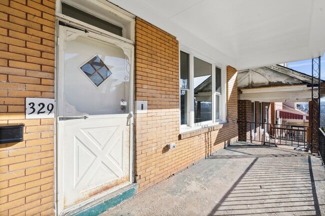 Building Photo - 3 Bed/1 Bath Home - Central AC, 2nd Floor Laundry - Available September 10th!