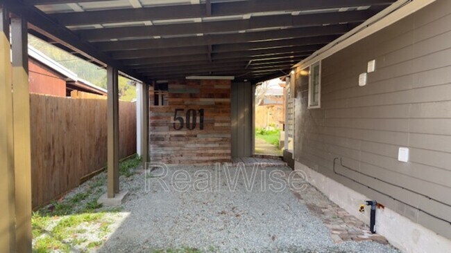 Building Photo - 501 NE Broadway St