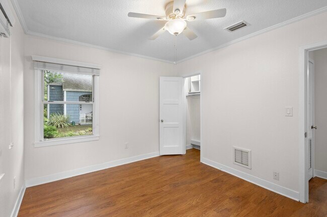 Building Photo - 605 N Amelia Ave