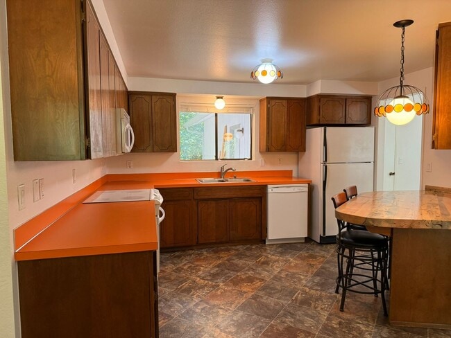 Building Photo - 2Bd/1.75Ba Issaquah Home
