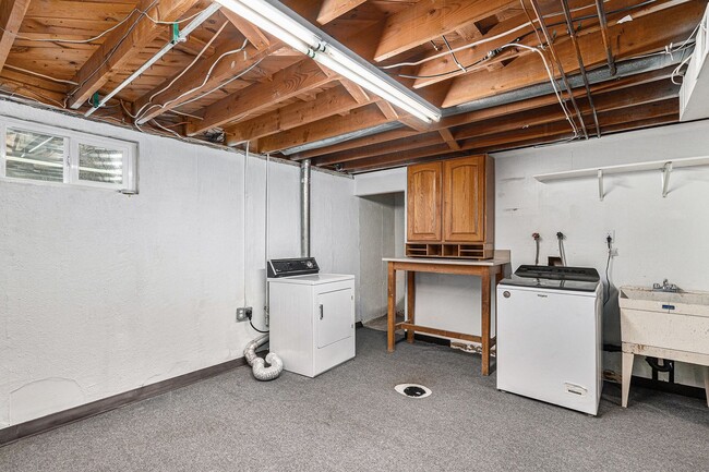 Building Photo - Updated Five-Bedroom Brick Ranch in the He...