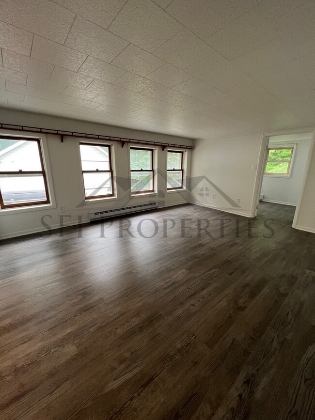 Building Photo - Lee6-8