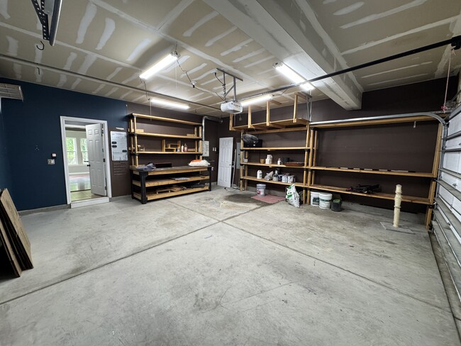 Building Photo - 624 Leonard Ln