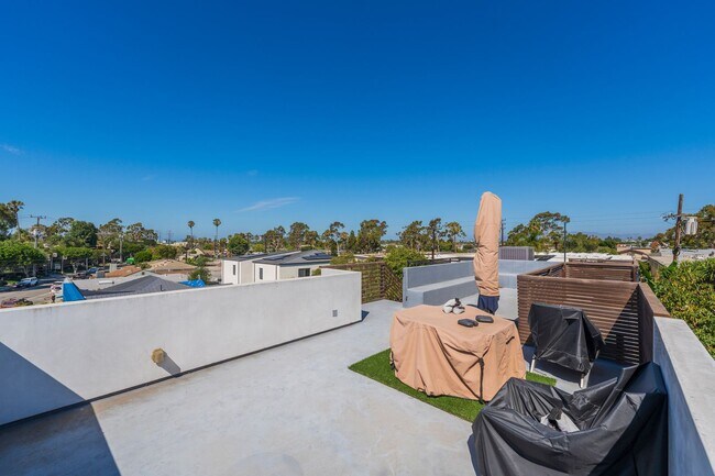 Building Photo - Stunning Custom Home in Del Rey