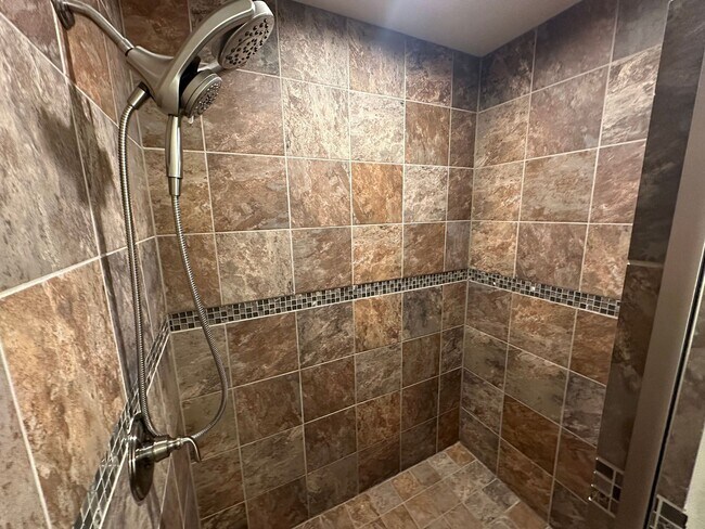 Building Photo - AVAILABLE NOW!!