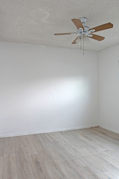 Building Photo - 4727 W 170th St