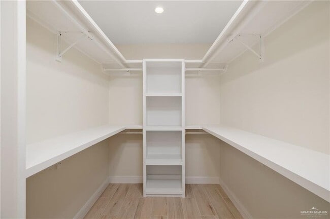 Building Photo - 19 Fern Ave W