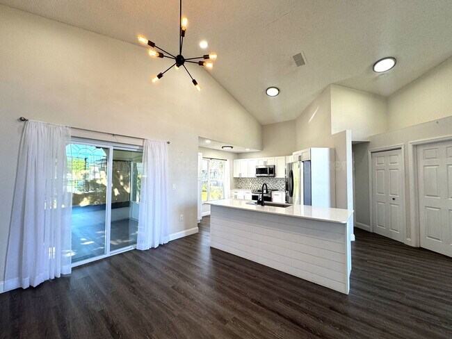 Building Photo - 402 Lark Ct