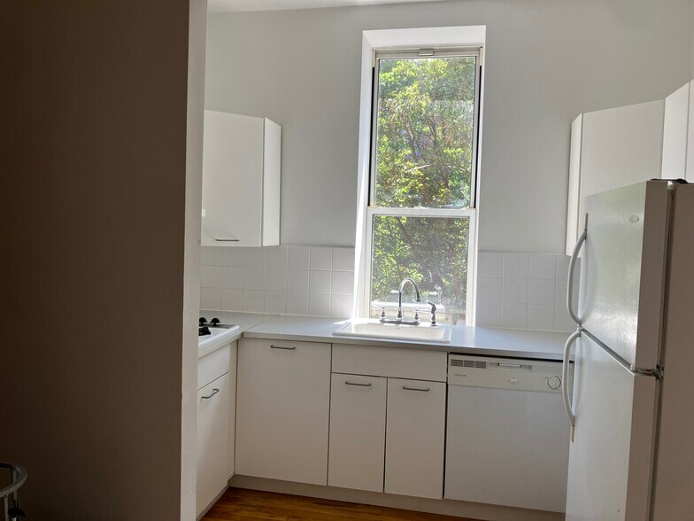 Building Photo - 2099 5th Ave
