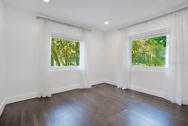 Building Photo - 812 East Blvd