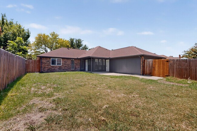 Building Photo - Beautifully Renovated Home In Carrollton Ready For Move-in