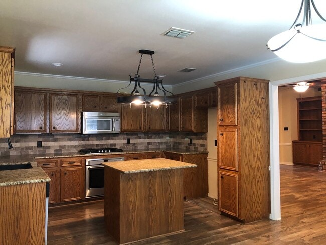 Building Photo - Corner Lot close to Barksdale Airforce Base with Bonus Room in back yard..