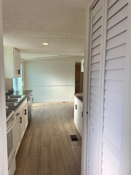 Building Photo - 811 Williams Lake Rd