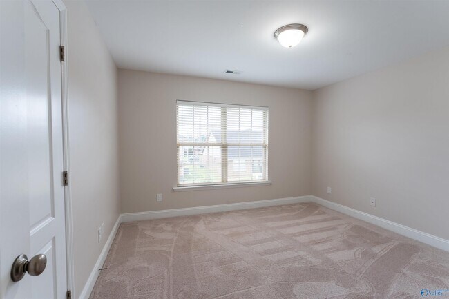 Building Photo - 2524 Oak Pl Dr SE