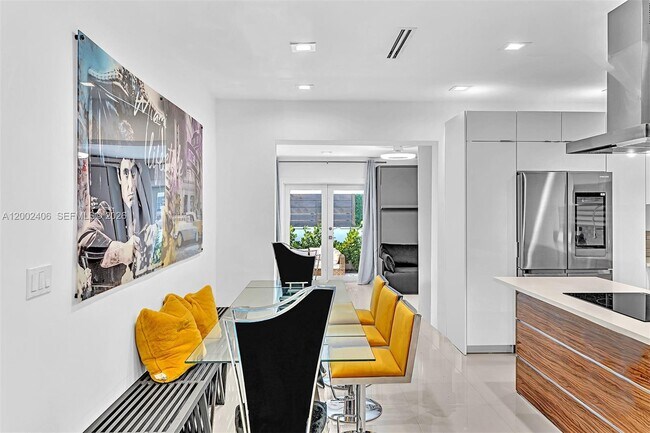 Building Photo - 1002 10th St