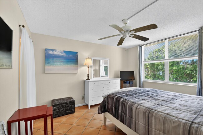 Building Photo - 1810 New Palm Way