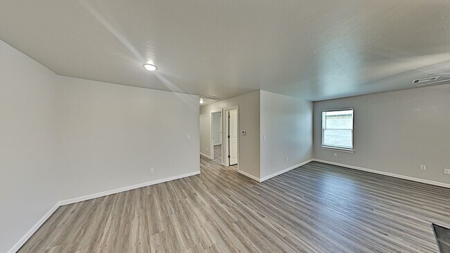 Building Photo - 2 Bedroom 2 Bathroom 2 Car Garage Duplex w...