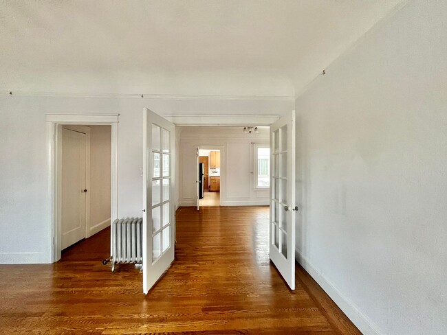 Building Photo - Charming 1 Bedroom Flat with a separate of...