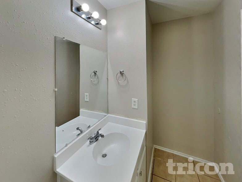 Building Photo - 12844 Edgewood Park Dr