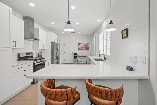 Building Photo - Modern, Elegant Fully Furnished 3 Bedroom ...