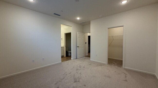 Building Photo - 2153 N Renn Ave