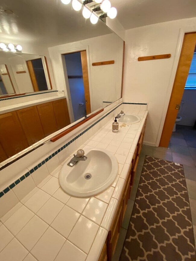 Building Photo - 6536 Del Playa Dr