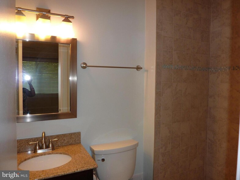 Building Photo - 2504 Glengyle Dr