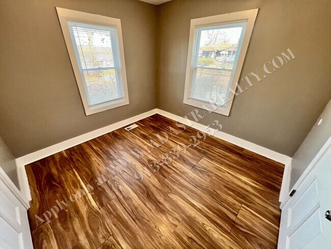 Building Photo - MOVE IN SPECIAL!! Updated 4 Bed 3 Bath Home in KCMO-Available NOW!! MOVE IN SPECIAL $200 OFF 2nd ...