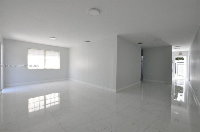 Building Photo - 10504 SW 77th Ct