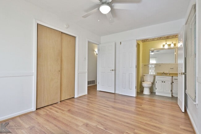 Building Photo - 3 bed/1.5 bath, 2 living home