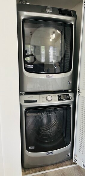 Building Photo - 810 7th St