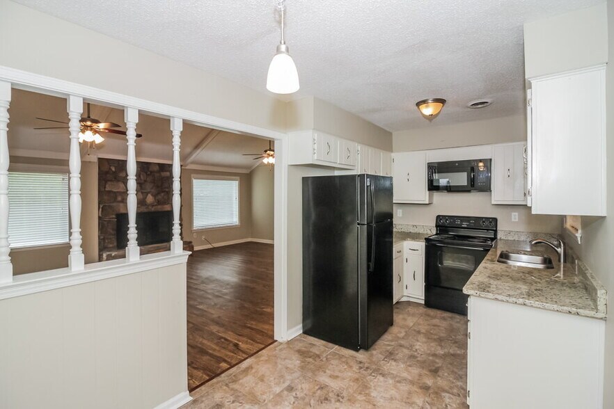 Building Photo - 4102 Royalcrest Dr