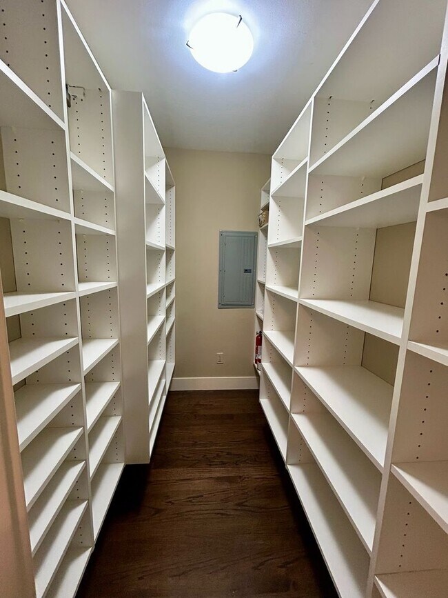 Building Photo - Queen Anne Townhouse