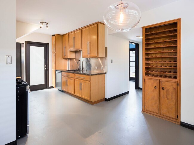 Building Photo - Private 3+2 Single Family Home on the Marina Del Rey/Mar Vista Border!!!