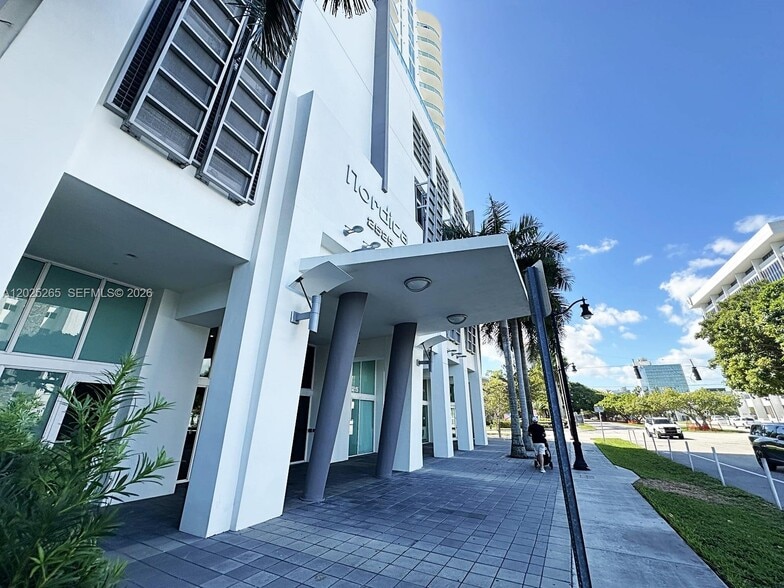 Building Photo - 2525 SW 3rd Ave