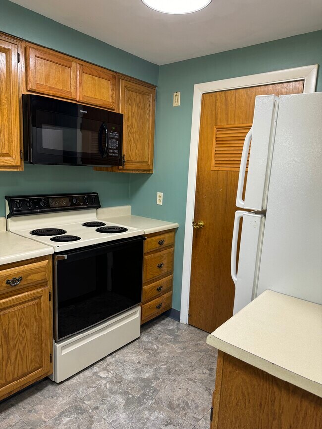 Building Photo - 10 Windorf Cir