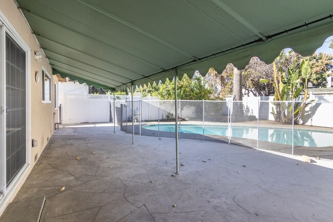 Building Photo - 15439 Vose St