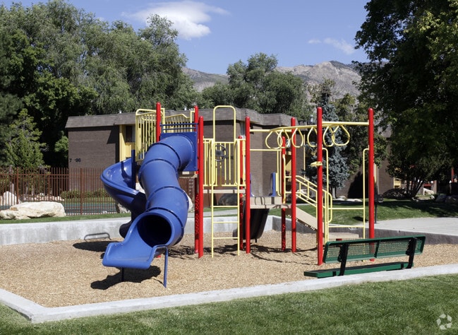 Building Photo - Country Woods