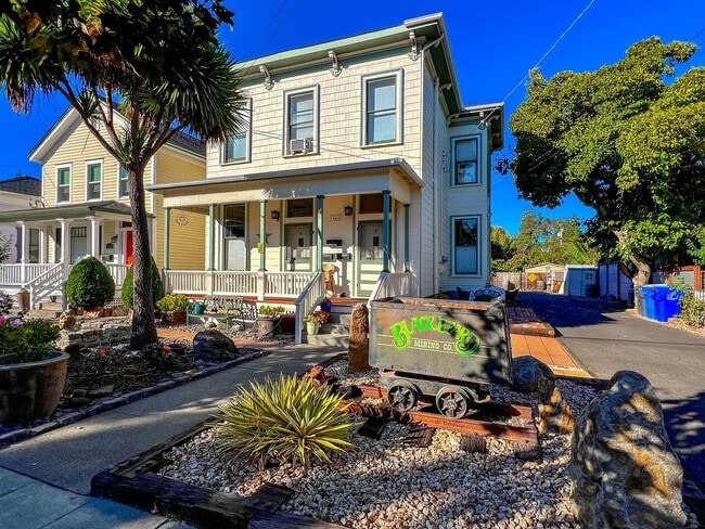 Primary Photo - Modern Studio Apartment with Bonus Room, P...