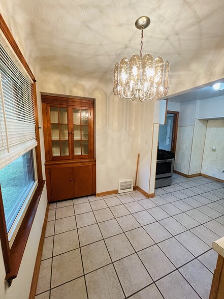 Dining area - 3815 Washington Park Blvd