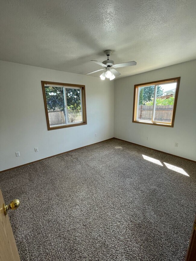 Building Photo - 545