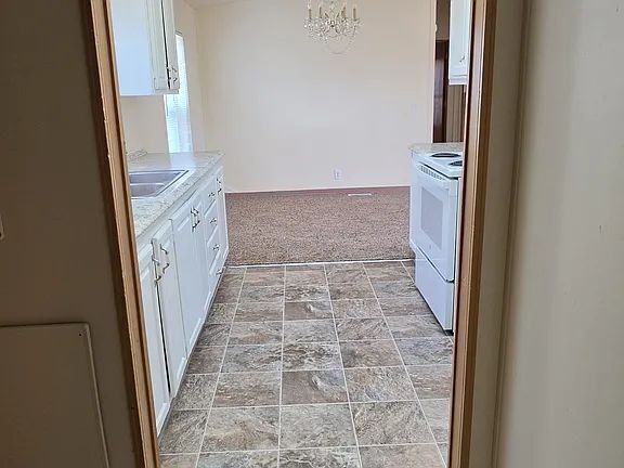 Building Photo - "Charming 4-Bedroom Retreat with Cozy Fireplace in Woodburn – 1900 Sq Ft of Comfort!"