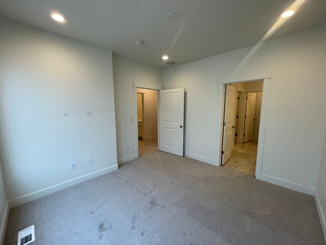 Building Photo - 597 Nichole Ln