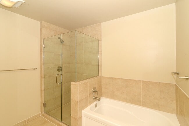 Building Photo - 425 1st St