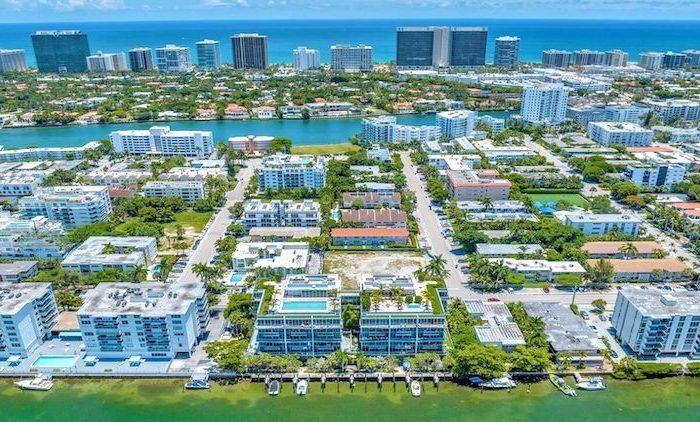 Building Photo - 9940 W Bay Harbor Dr