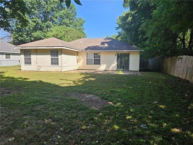 Building Photo - 1901 Dogwood Pl