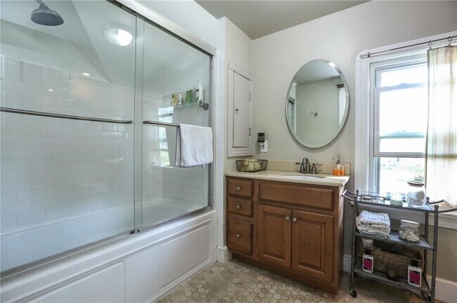 Building Photo - 2856 Elmwood Ave