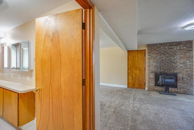 Building Photo - FOUR BEDROOM SPLIT LEVEL IN SALMON CREEK